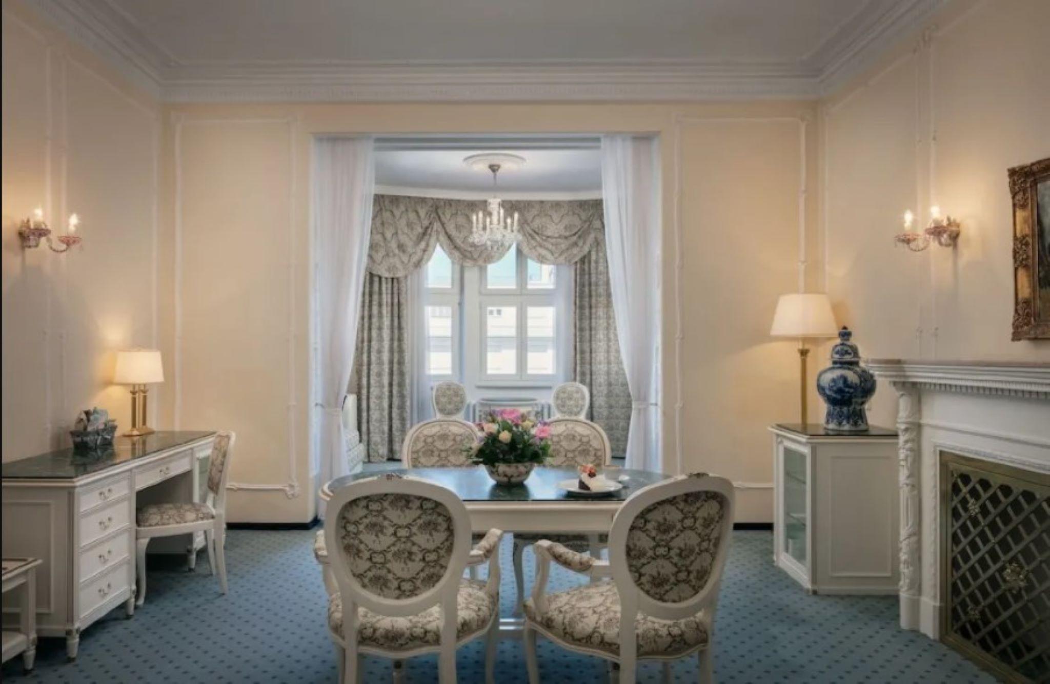 Ambassador Zlata Husa Prága Kültér fotó A room at the hotel