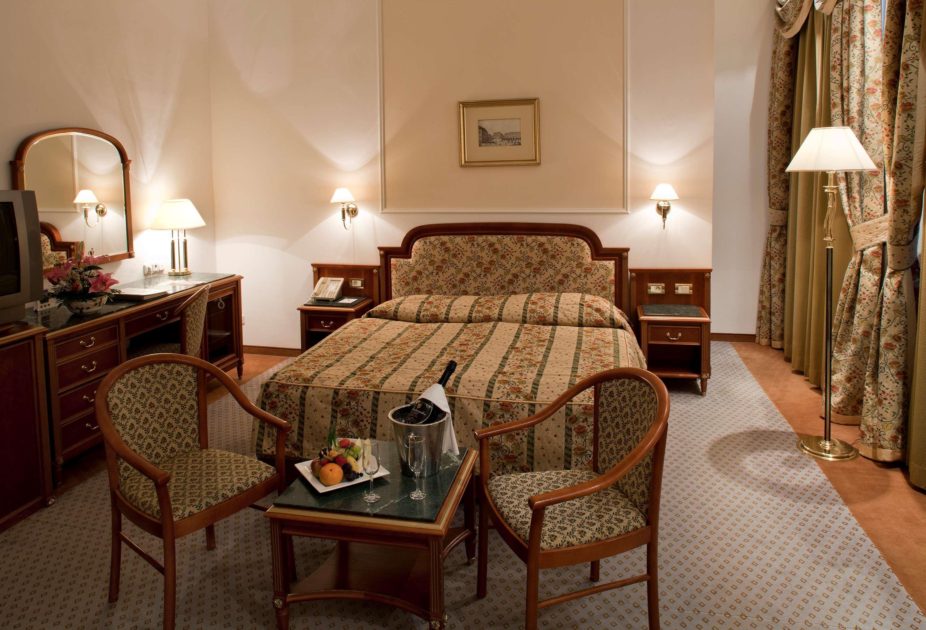 Ambassador Zlata Husa Prága Kültér fotó A room at the hotel
