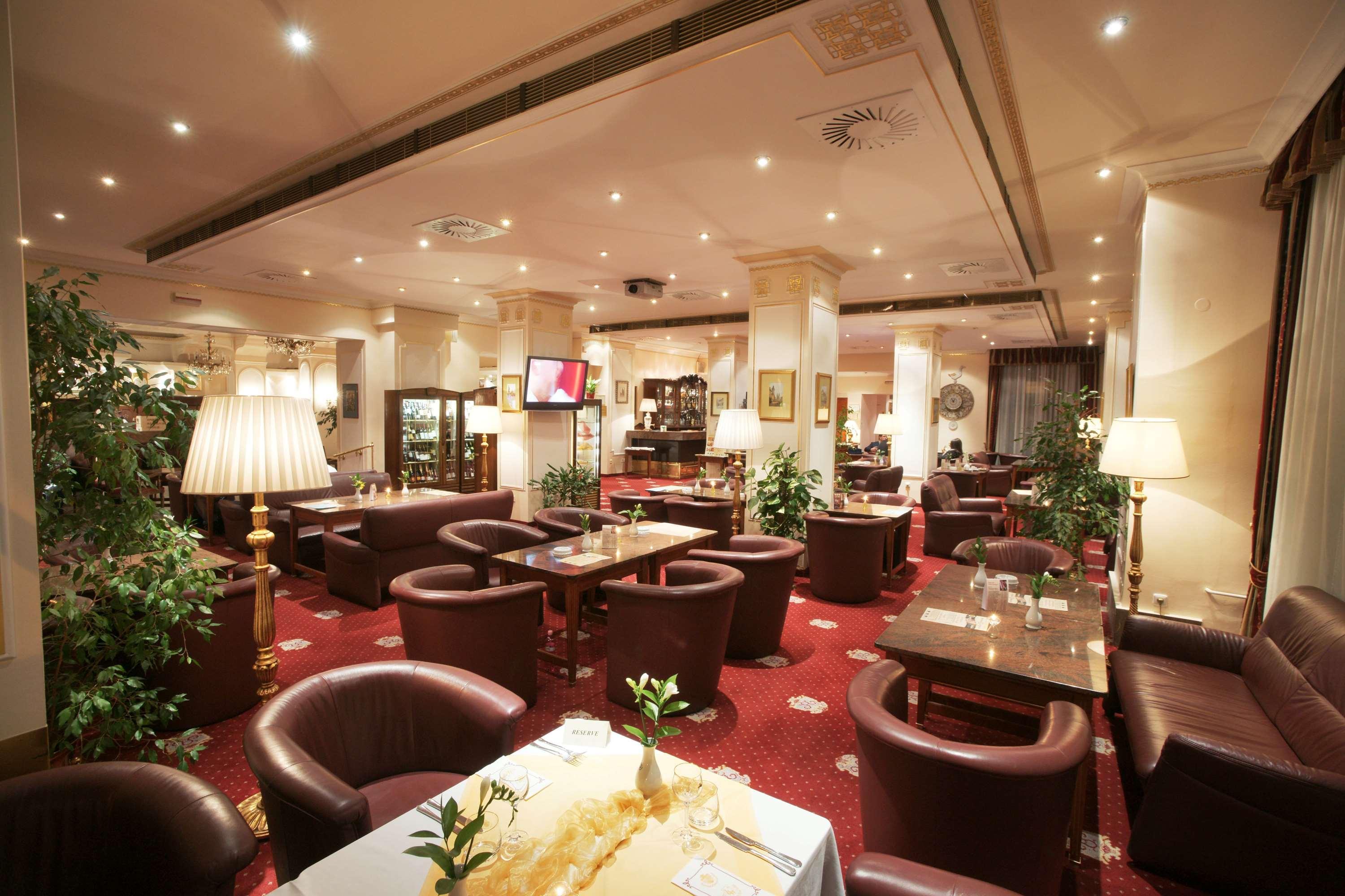 Ambassador Zlata Husa Prága Kültér fotó The lounge at the airport