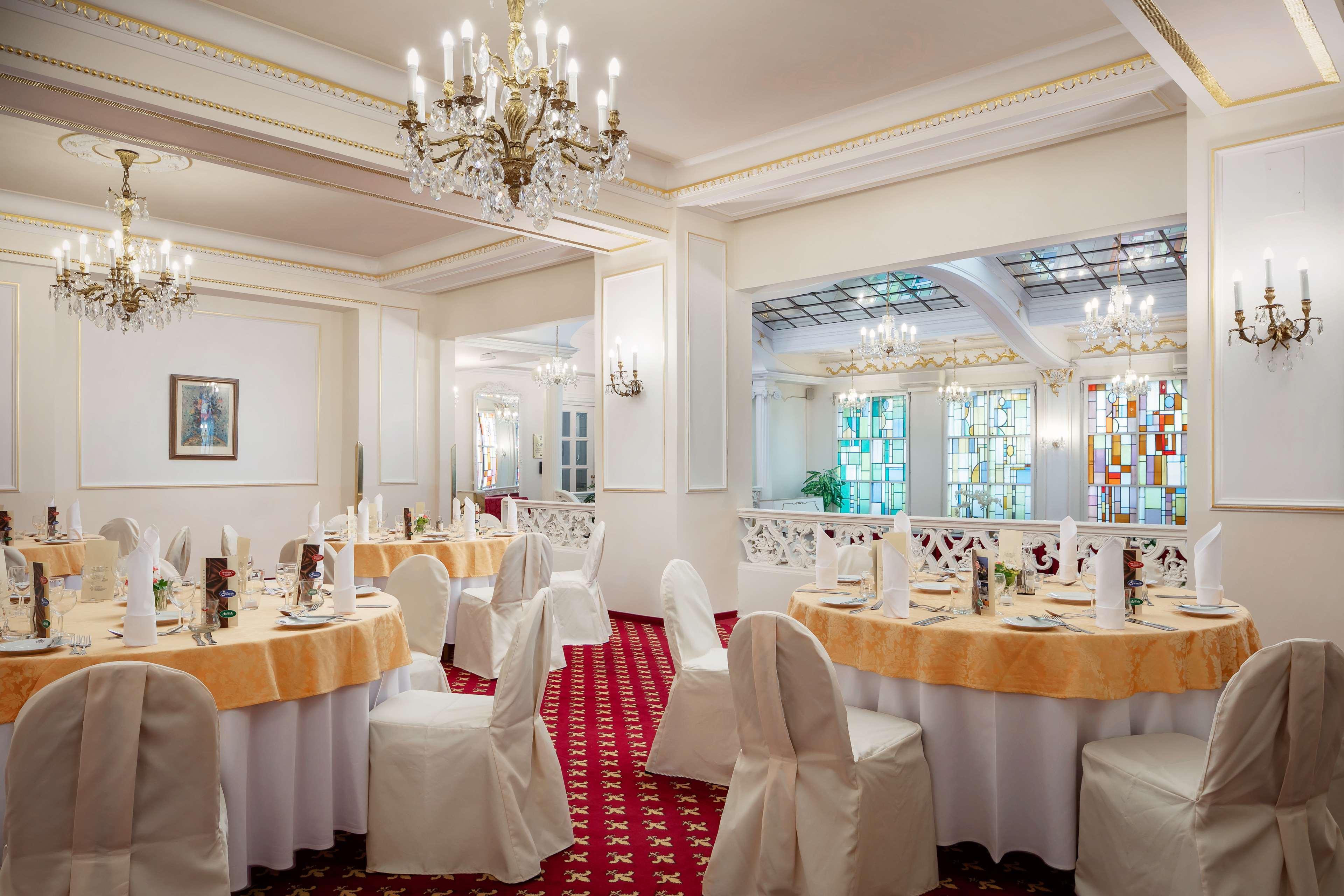 Ambassador Zlata Husa Prága Kültér fotó The restaurant