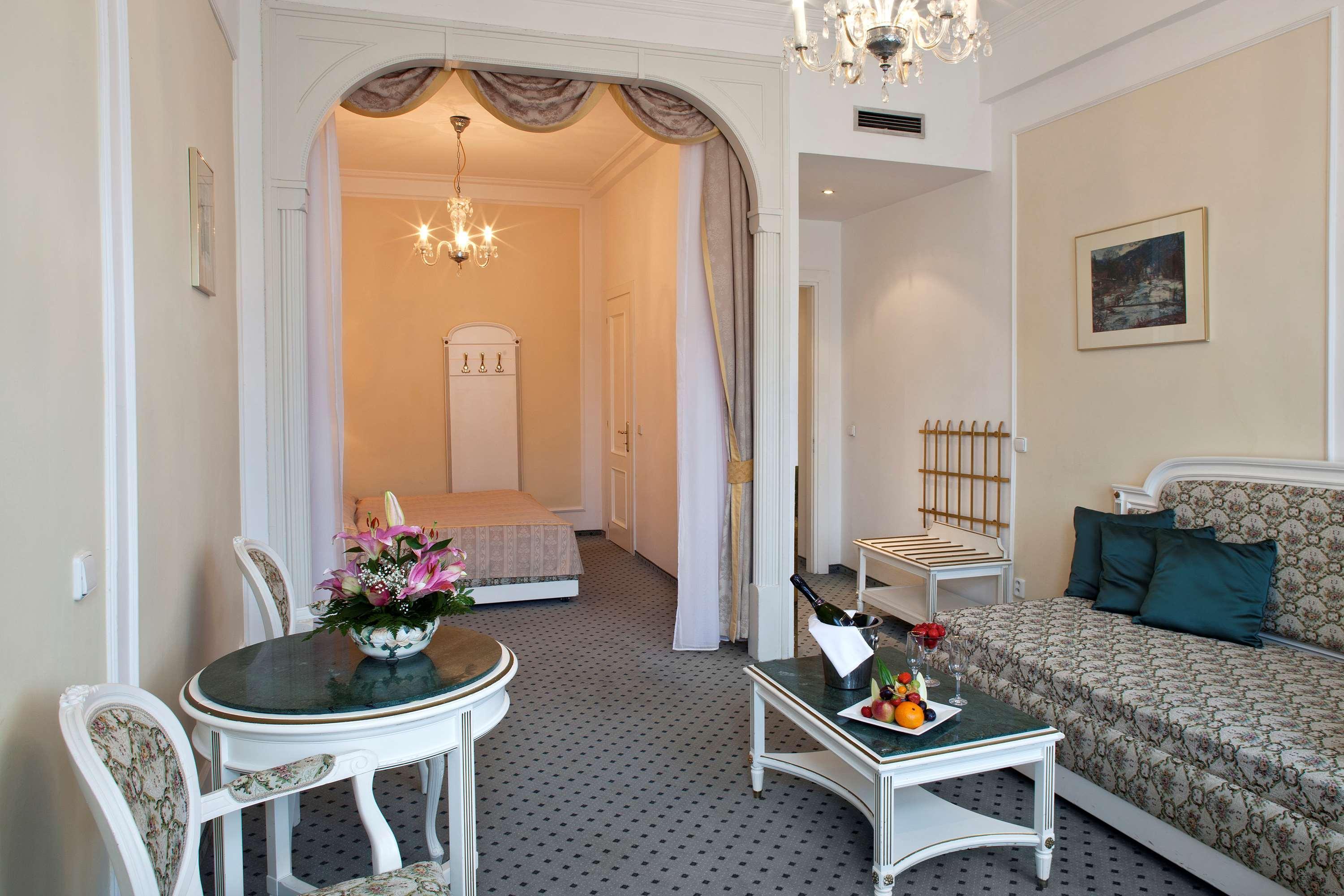 Ambassador Zlata Husa Prága Kültér fotó A suite at the Grand Hotel