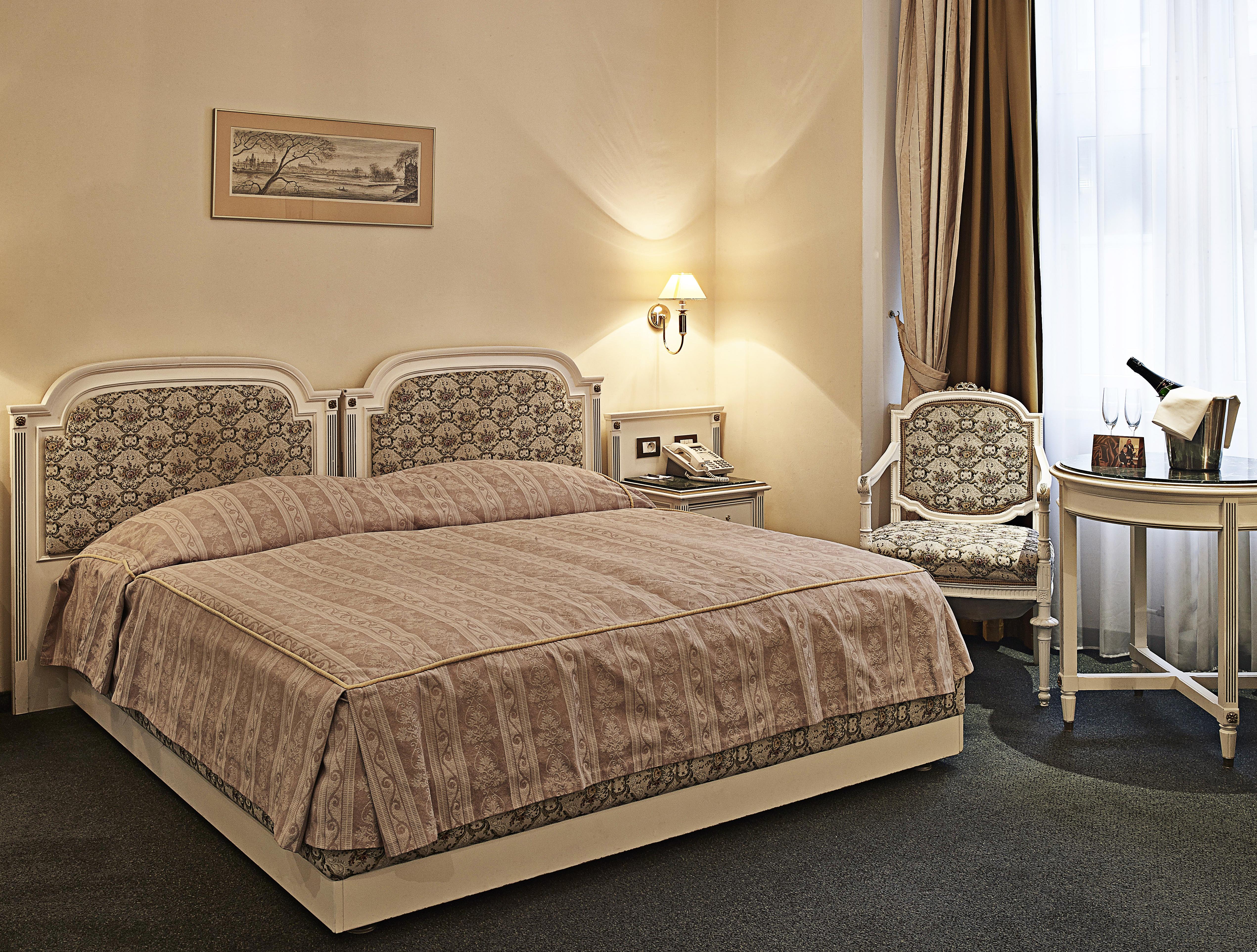 Ambassador Zlata Husa Prága Kültér fotó A bedroom in the hotel