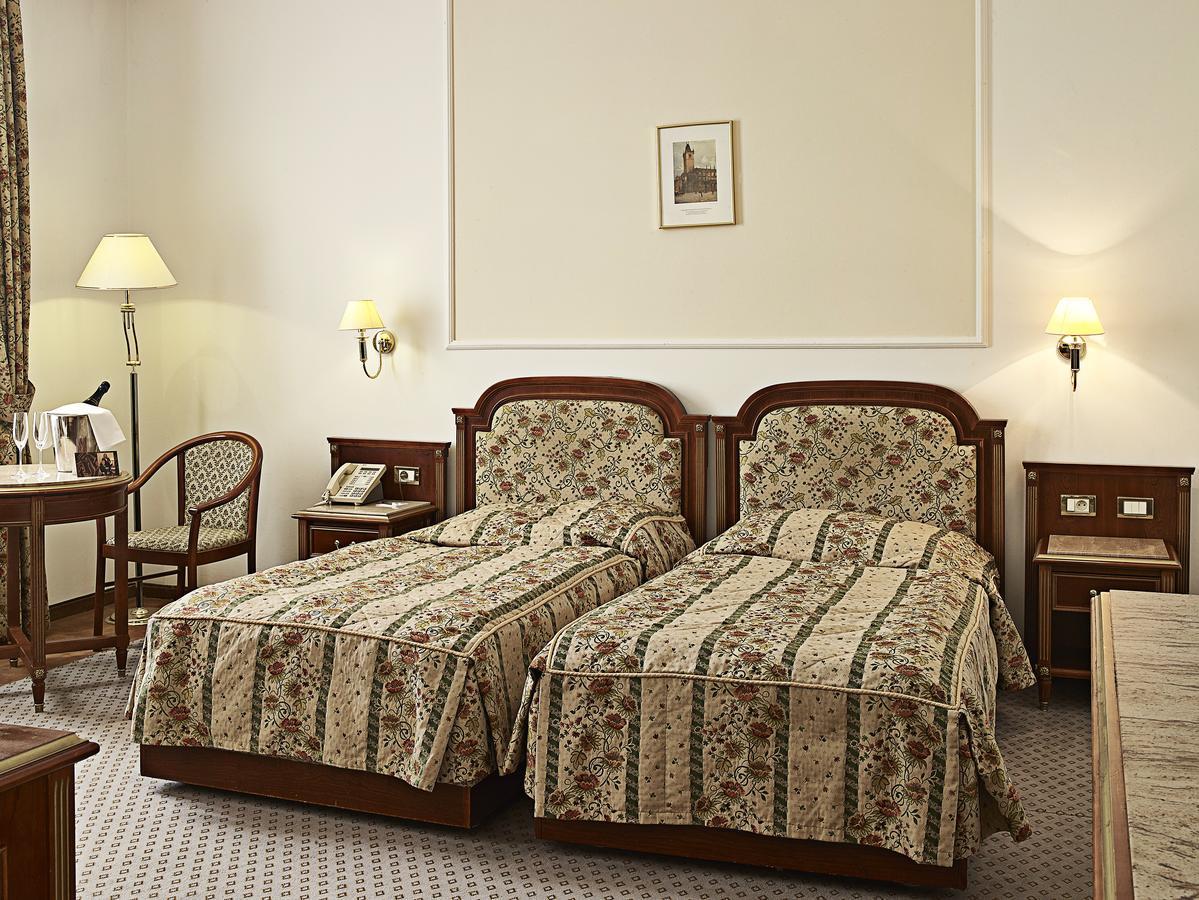 Ambassador Zlata Husa Prága Kültér fotó A room at the hotel