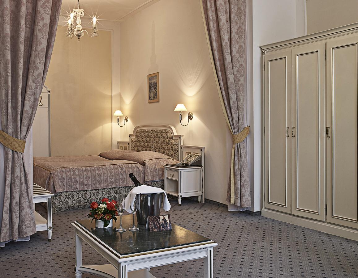 Ambassador Zlata Husa Prága Kültér fotó A room at the hotel