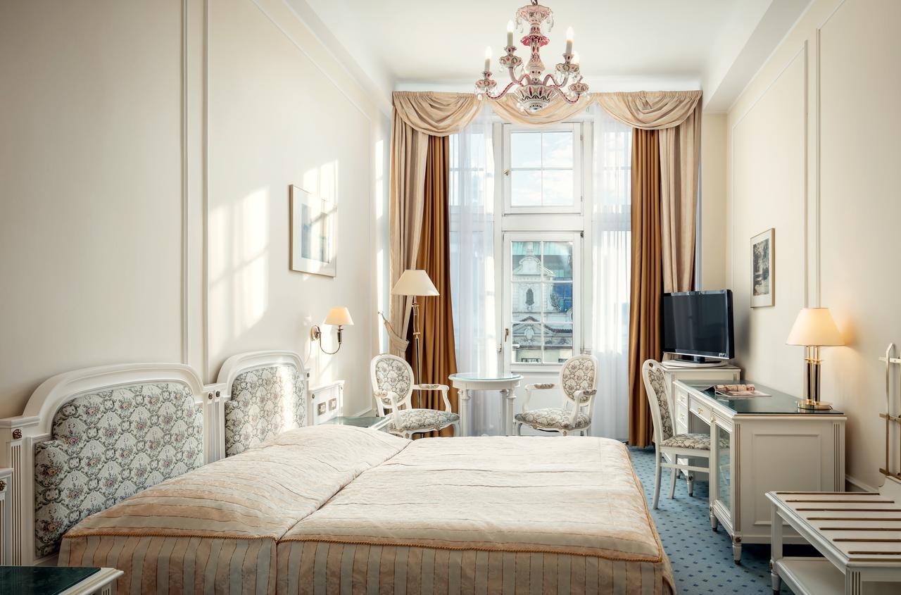 Ambassador Zlata Husa Prága Kültér fotó A room at the hotel