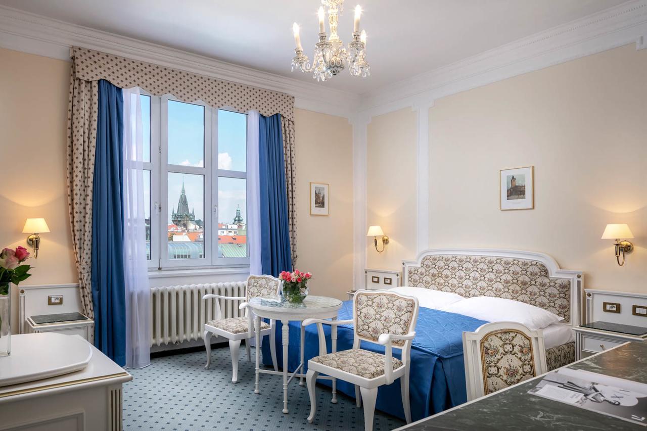 Ambassador Zlata Husa Prága Kültér fotó A room at the hotel
