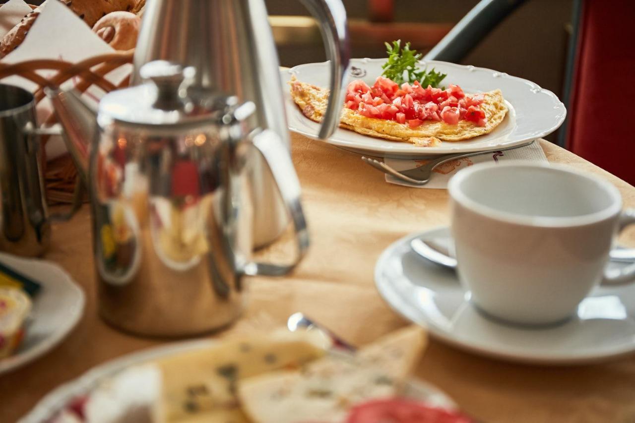 Ambassador Zlata Husa Prága Kültér fotó A breakfast at the restaurant