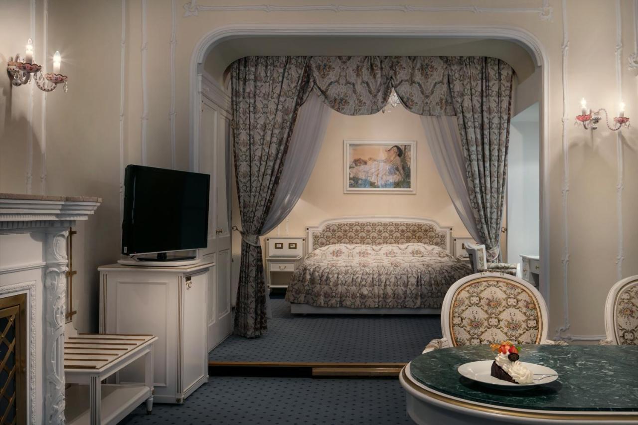 Ambassador Zlata Husa Prága Kültér fotó A room at the hotel