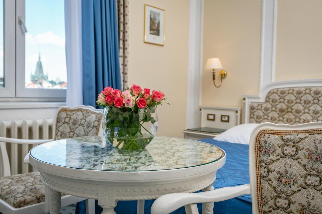 Ambassador Zlata Husa Prága Kültér fotó A room at the hotel