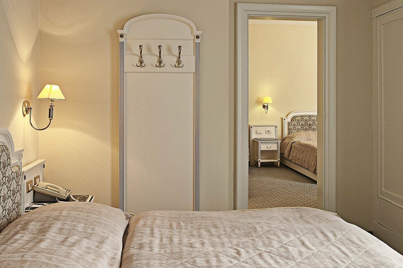 Ambassador Zlata Husa Prága Kültér fotó A room at the hotel